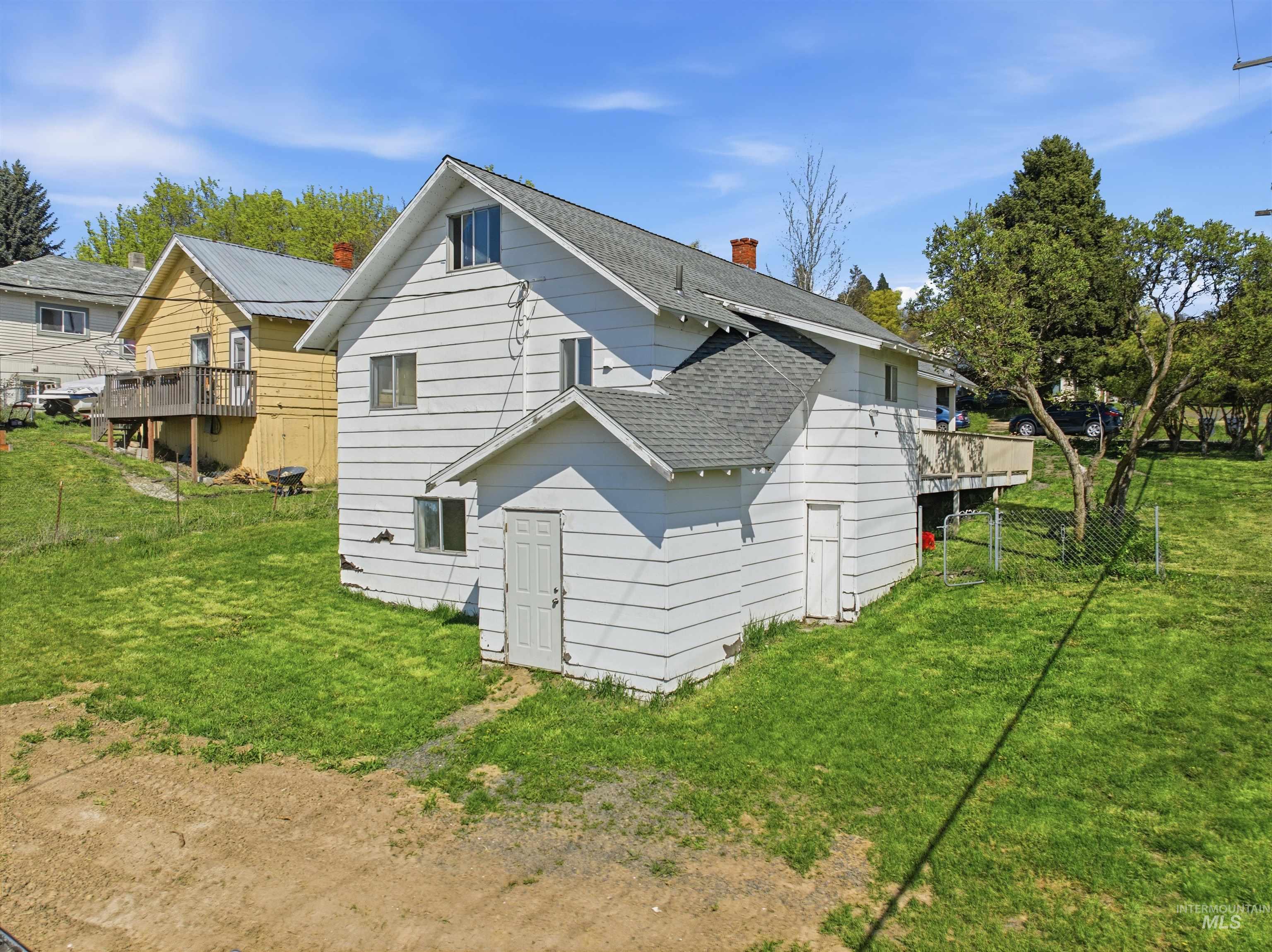 810 Pine St Property Photo 3