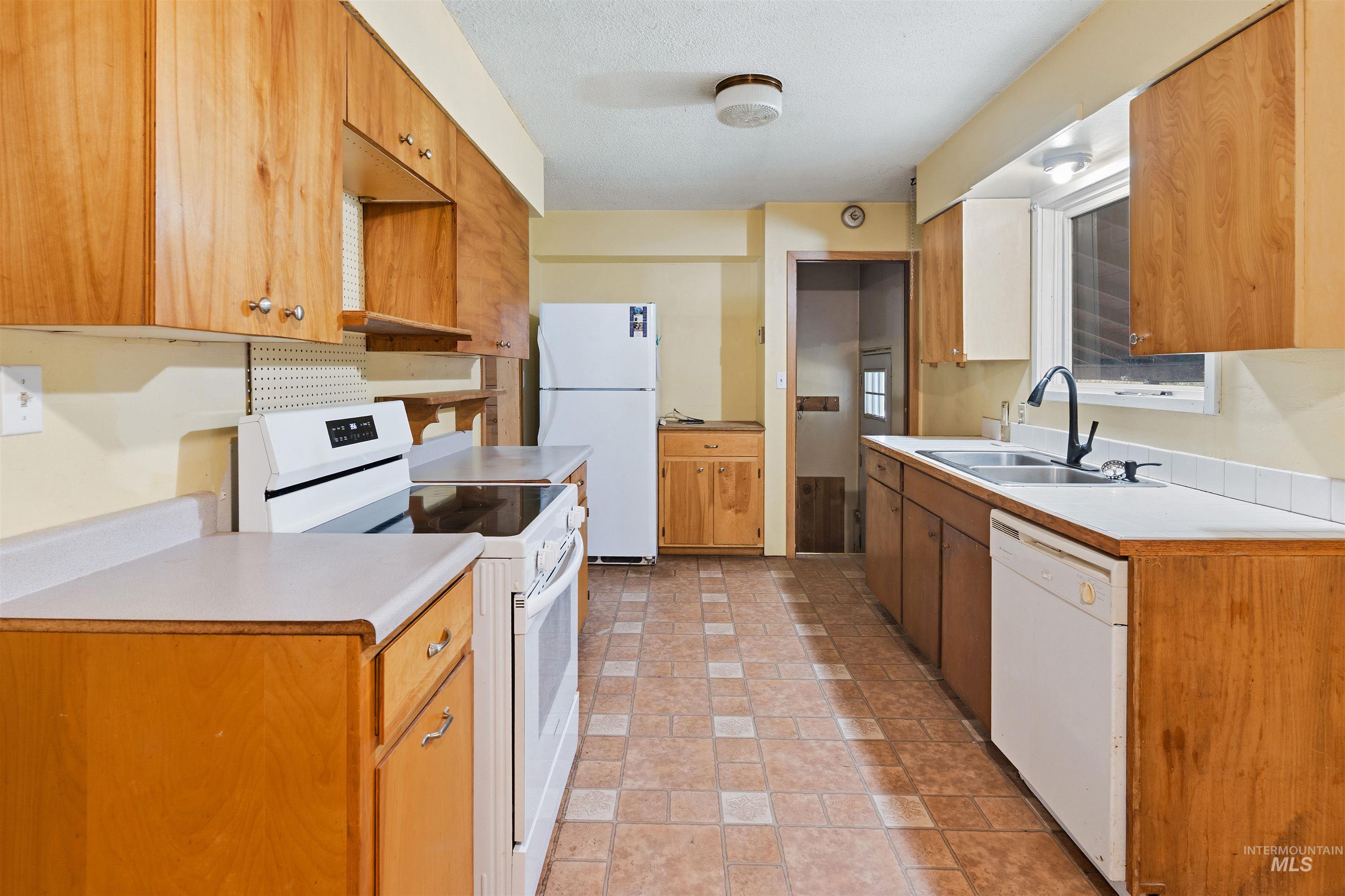 145 Timberline Dr. Property Photo 6