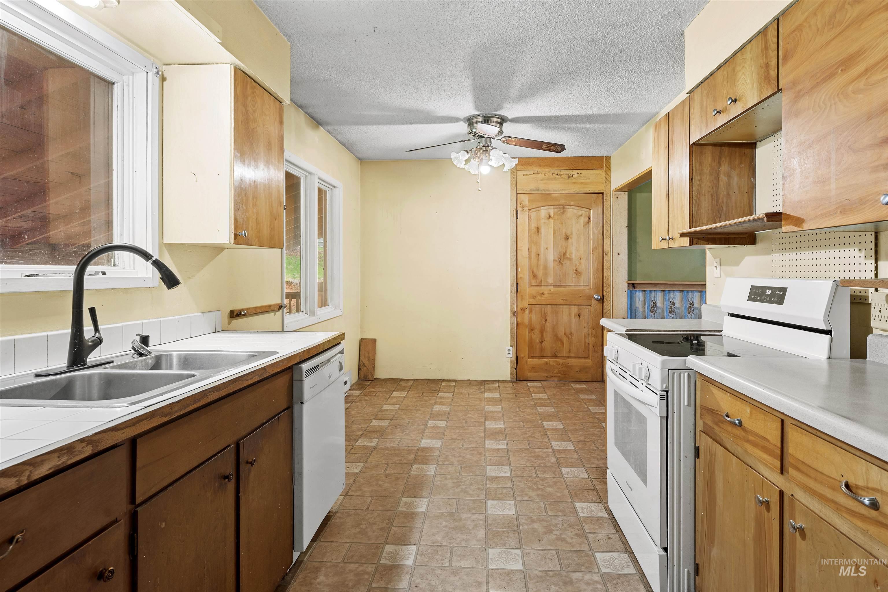 145 Timberline Dr. Property Photo 8