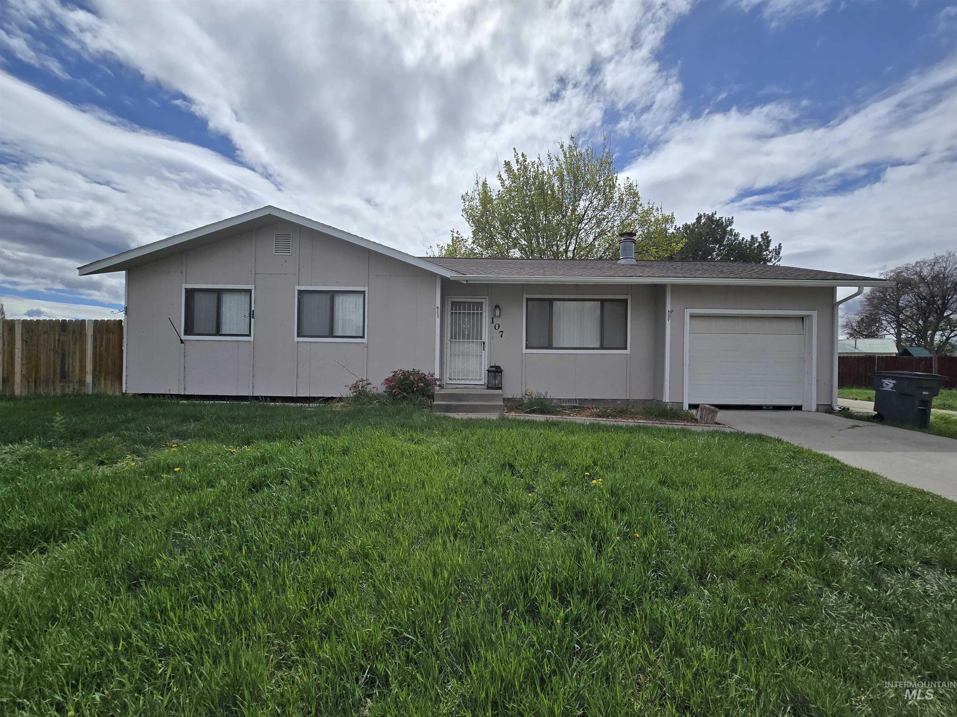 107 Birchwood Cir S Property Photo 1