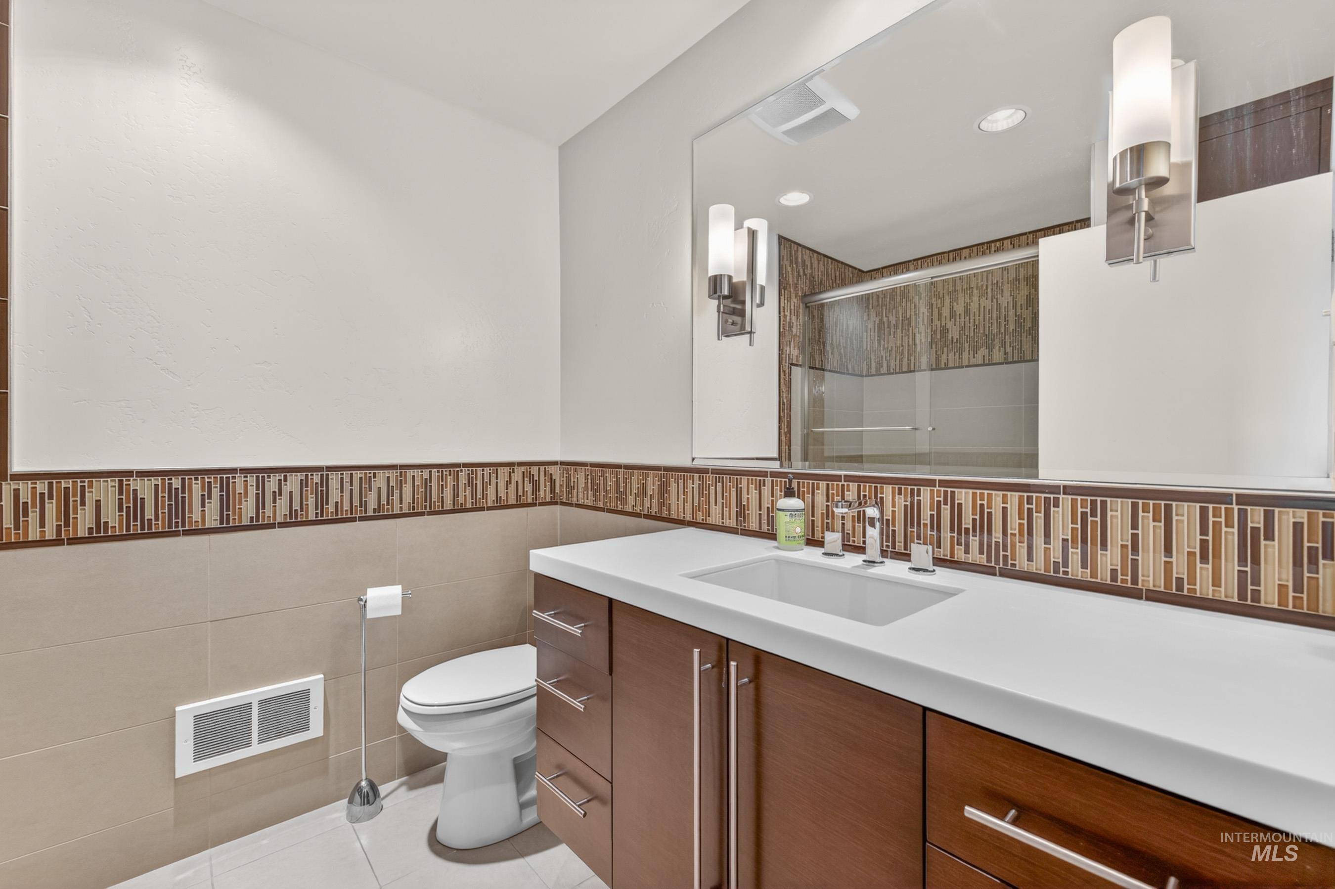 101 E Lake Street Property Photo 32