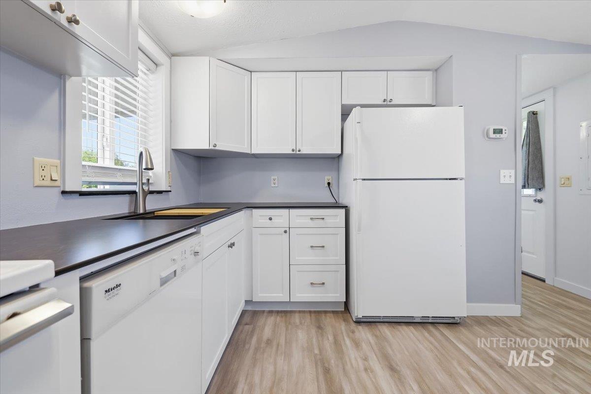 5653 N Fairfax Property Photo 1