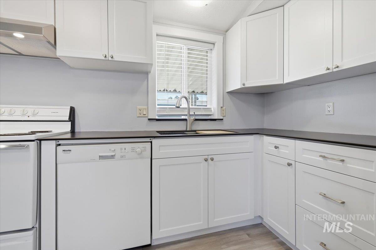 5653 N Fairfax Property Photo 2