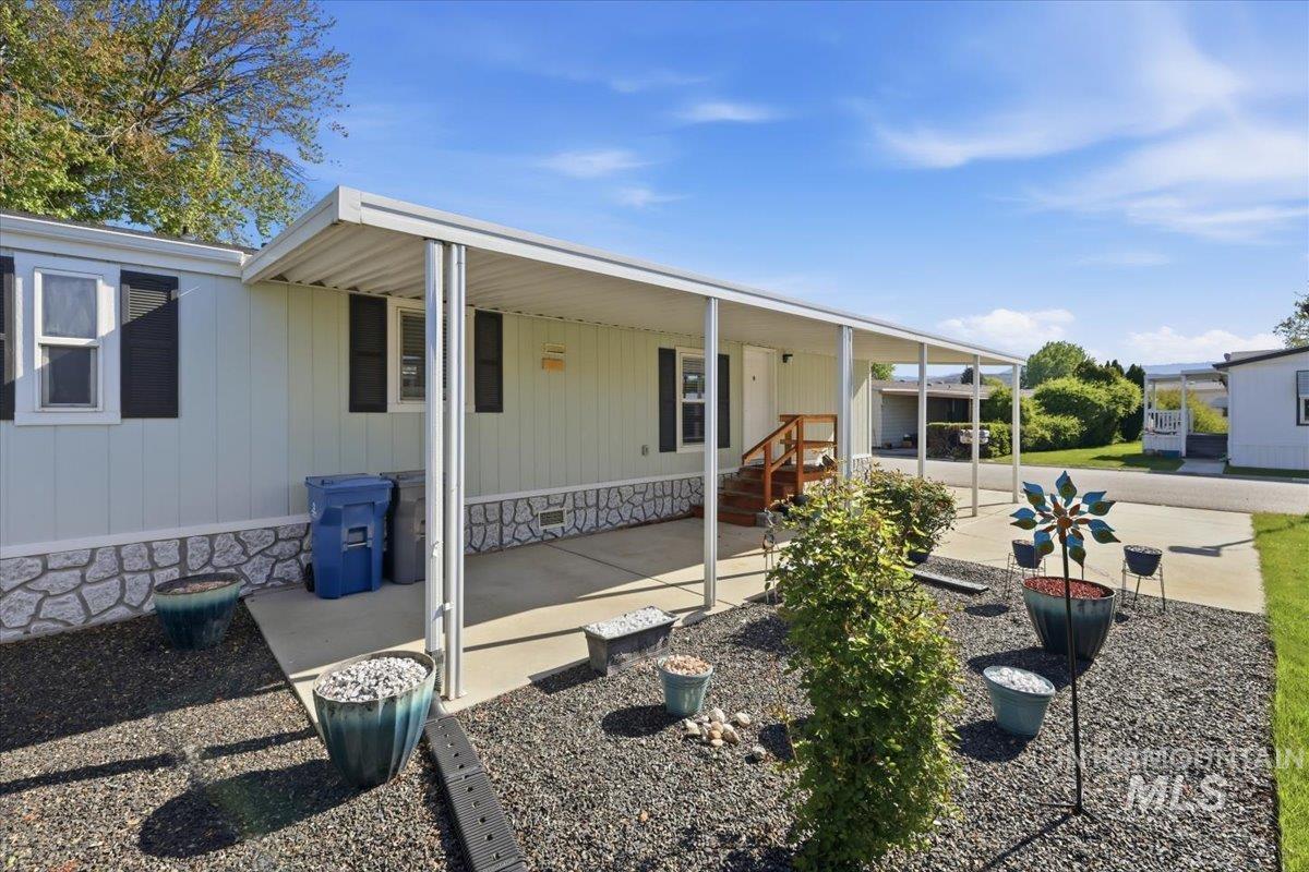 5653 N Fairfax Property Photo 3