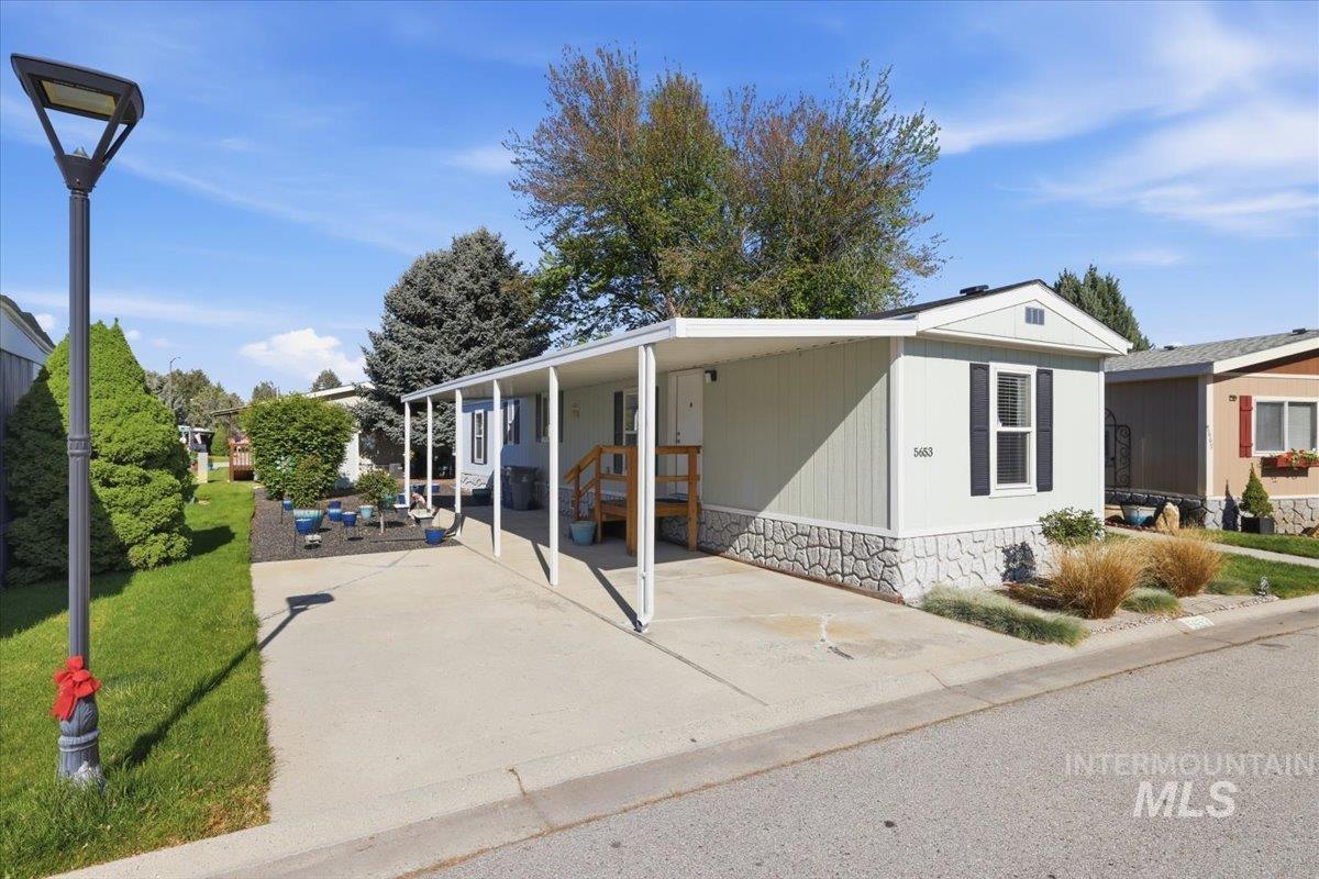 5653 N Fairfax Property Photo 4