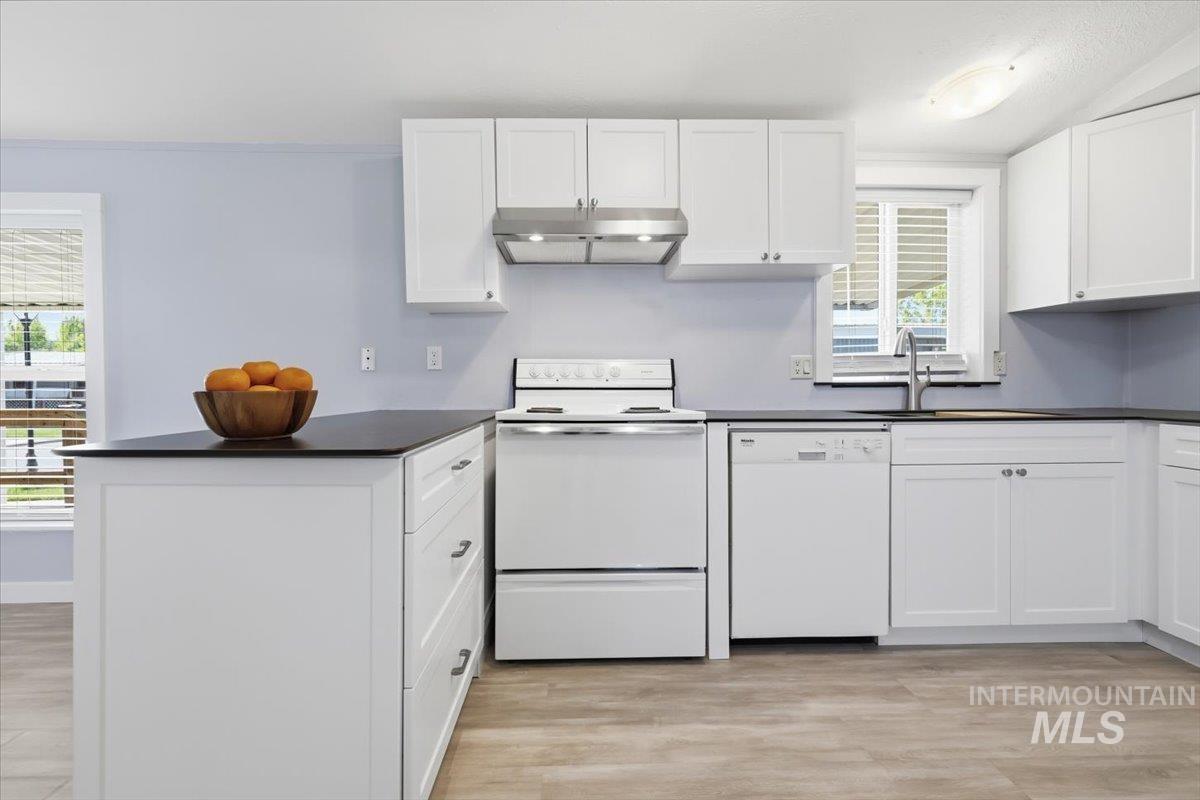 5653 N Fairfax Property Photo 7