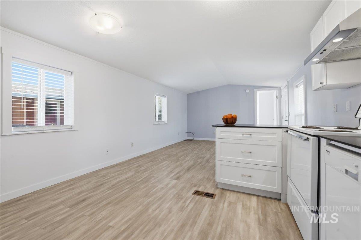 5653 N Fairfax Property Photo 8