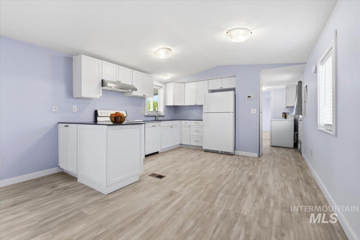 5653 N Fairfax Property Photo 9