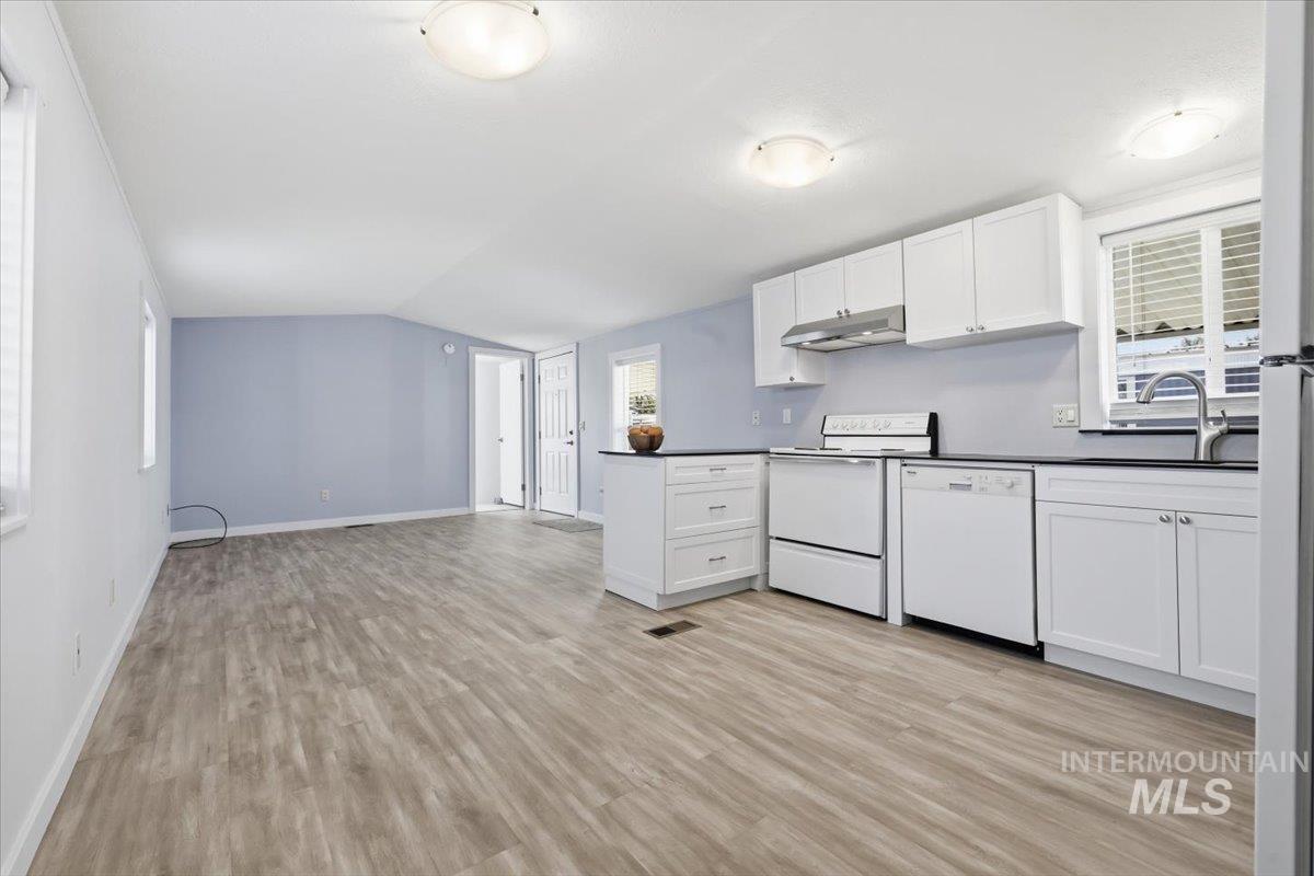 5653 N Fairfax Property Photo 10