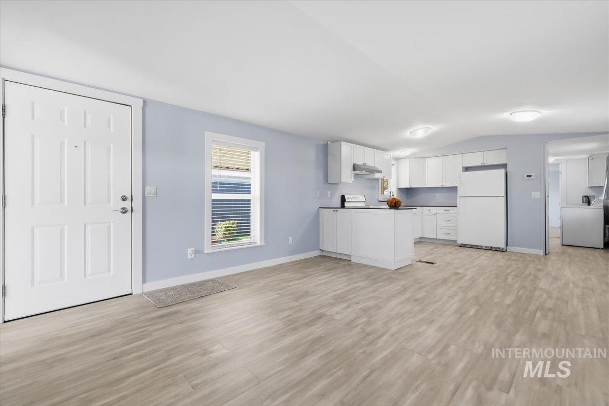5653 N Fairfax Property Photo 11