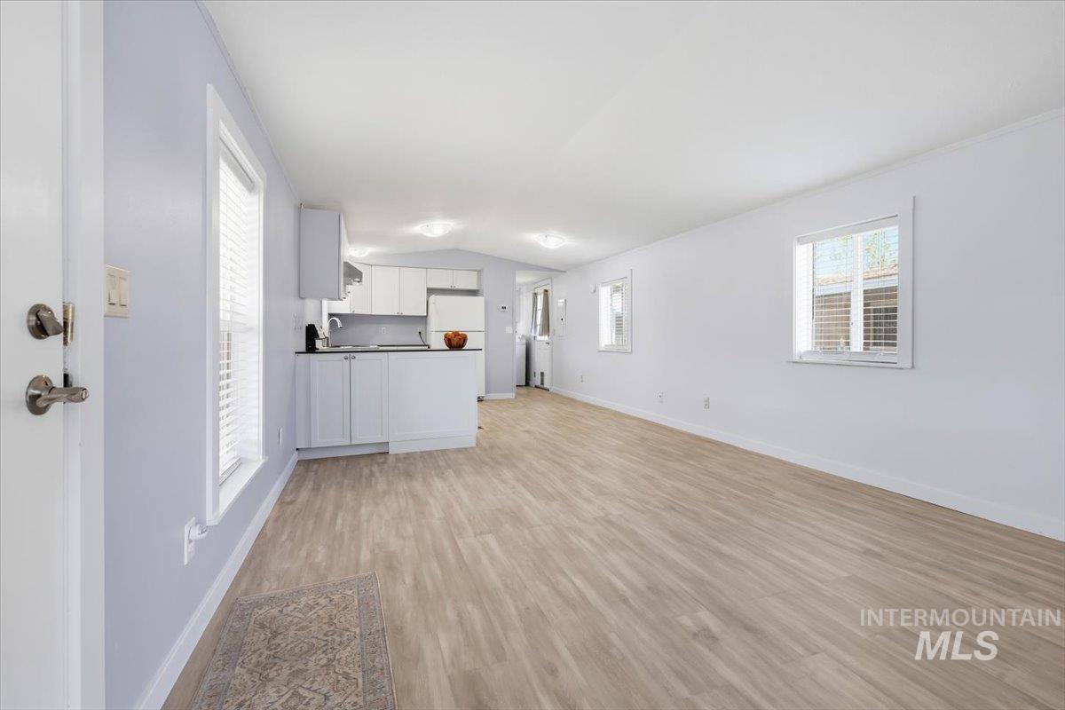 5653 N Fairfax Property Photo 12