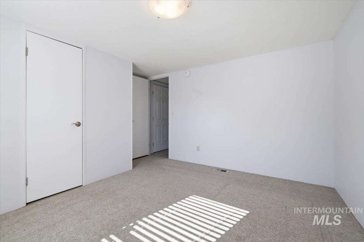 5653 N Fairfax Property Photo 15