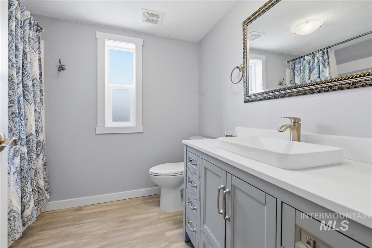 5653 N Fairfax Property Photo 16