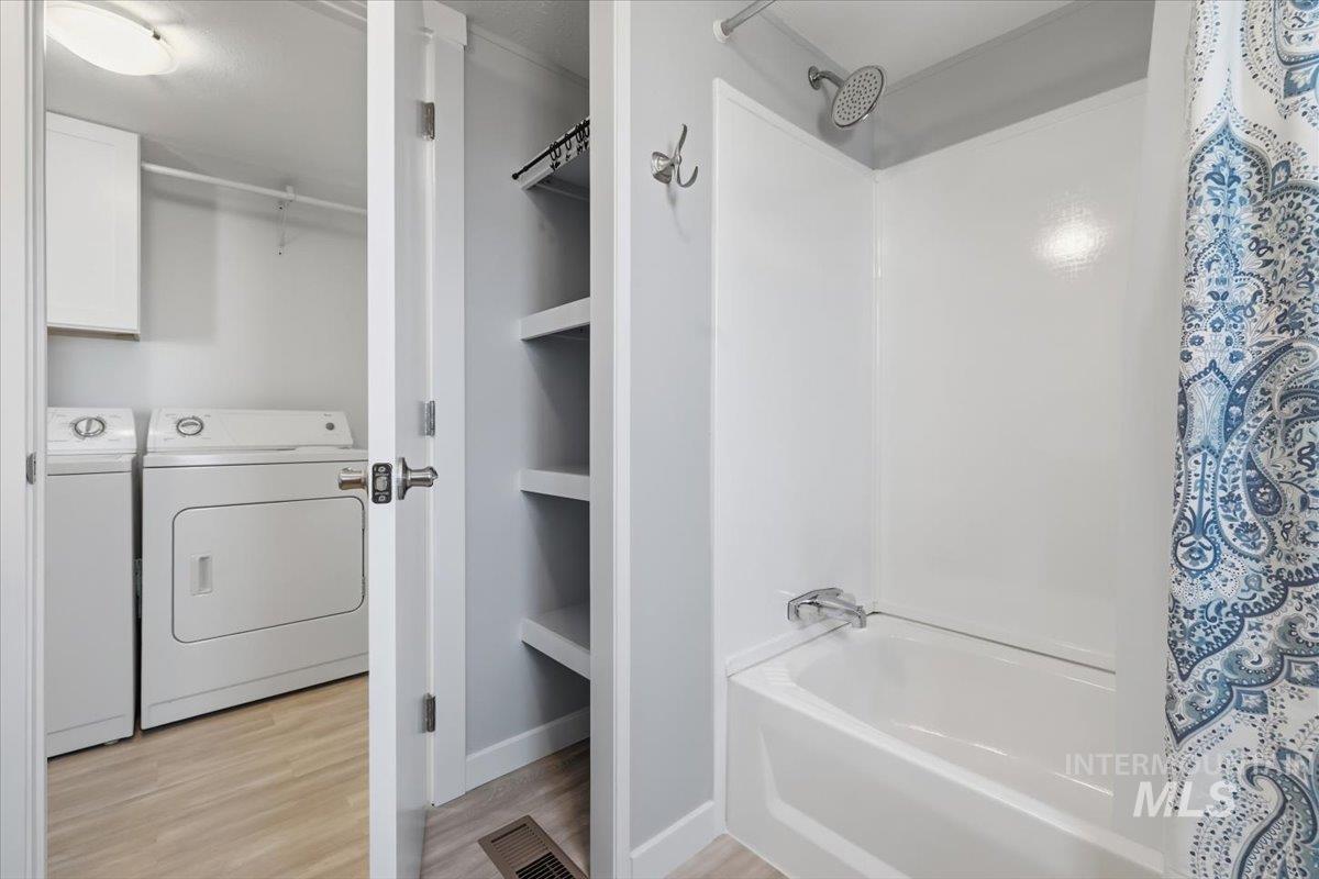 5653 N Fairfax Property Photo 17