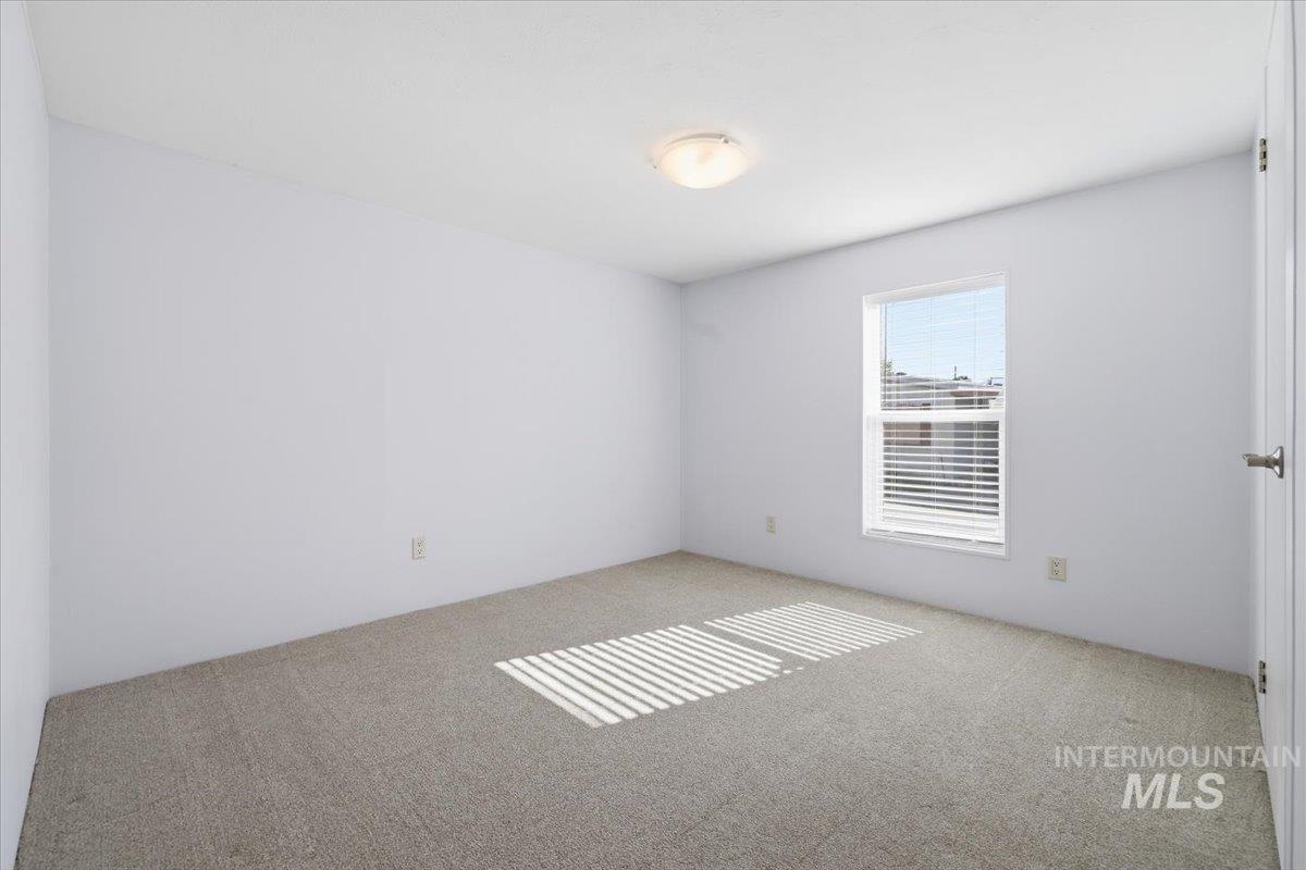 5653 N Fairfax Property Photo 18