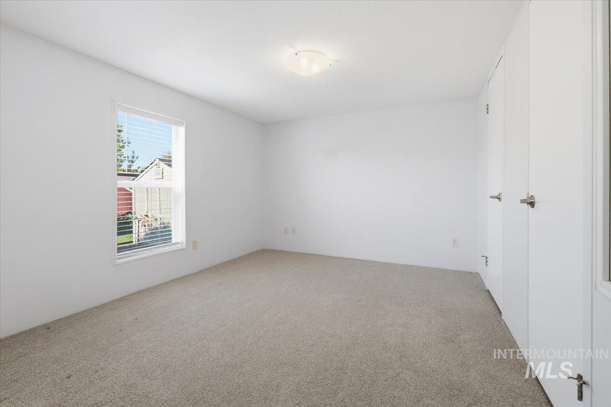 5653 N Fairfax Property Photo 20