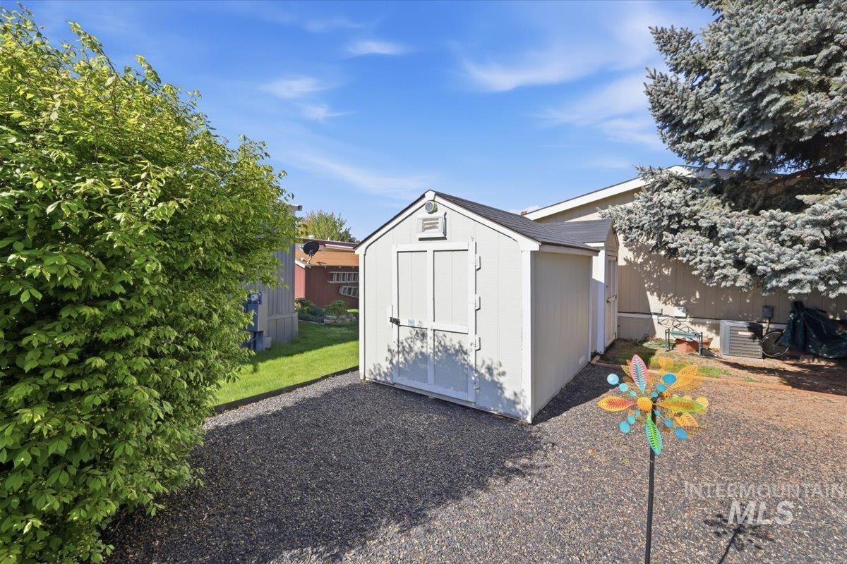 5653 N Fairfax Property Photo 25