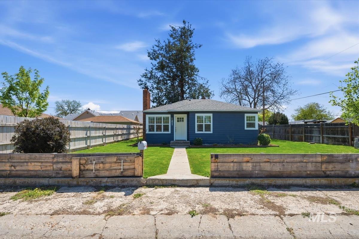 211 W. Dewey Ave. Property Photo 2