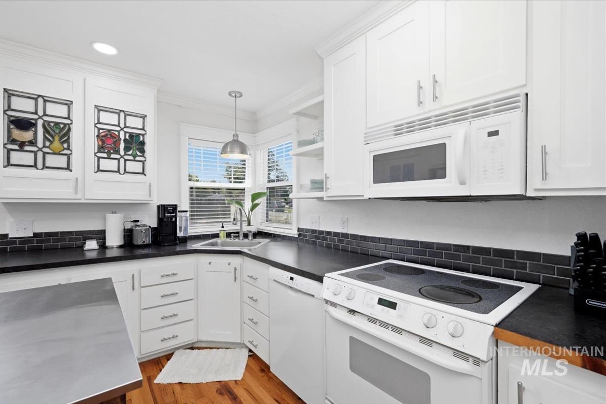 211 W. Dewey Ave. Property Photo 13