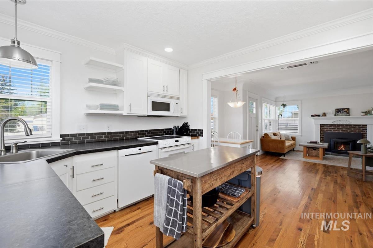 211 W. Dewey Ave. Property Photo 14