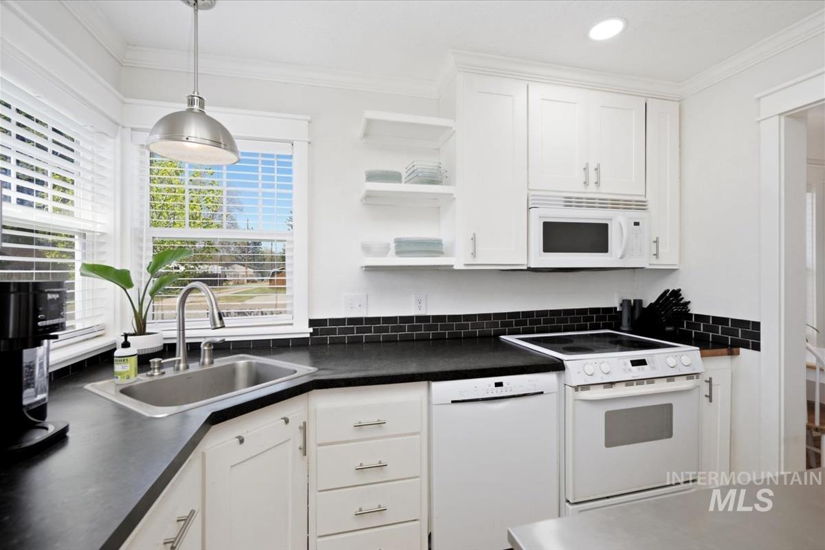211 W. Dewey Ave. Property Photo 15