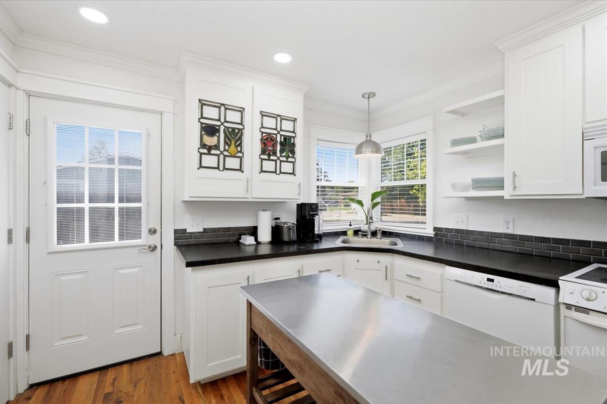211 W. Dewey Ave. Property Photo 16
