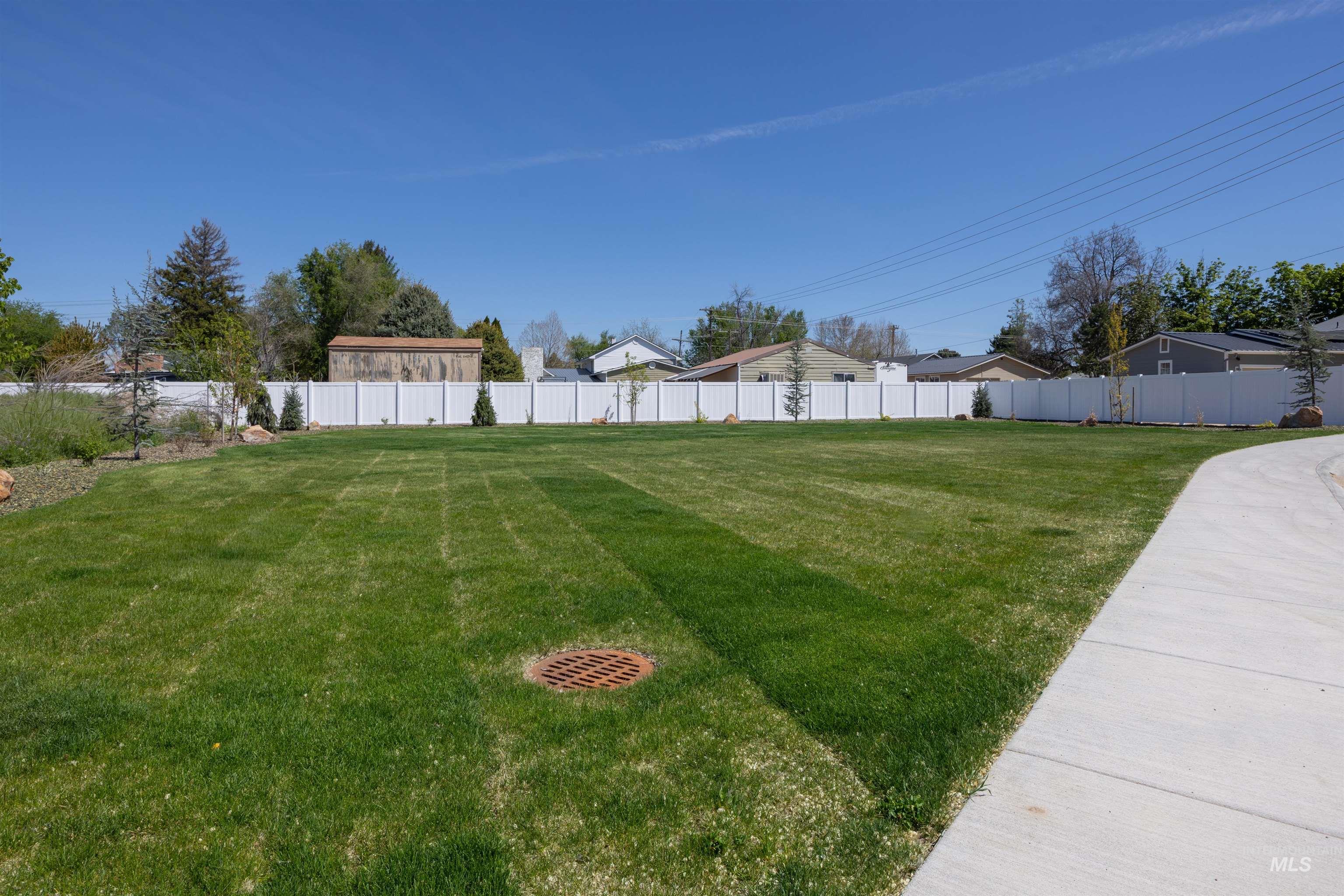 933 S Almond St Property Photo 30
