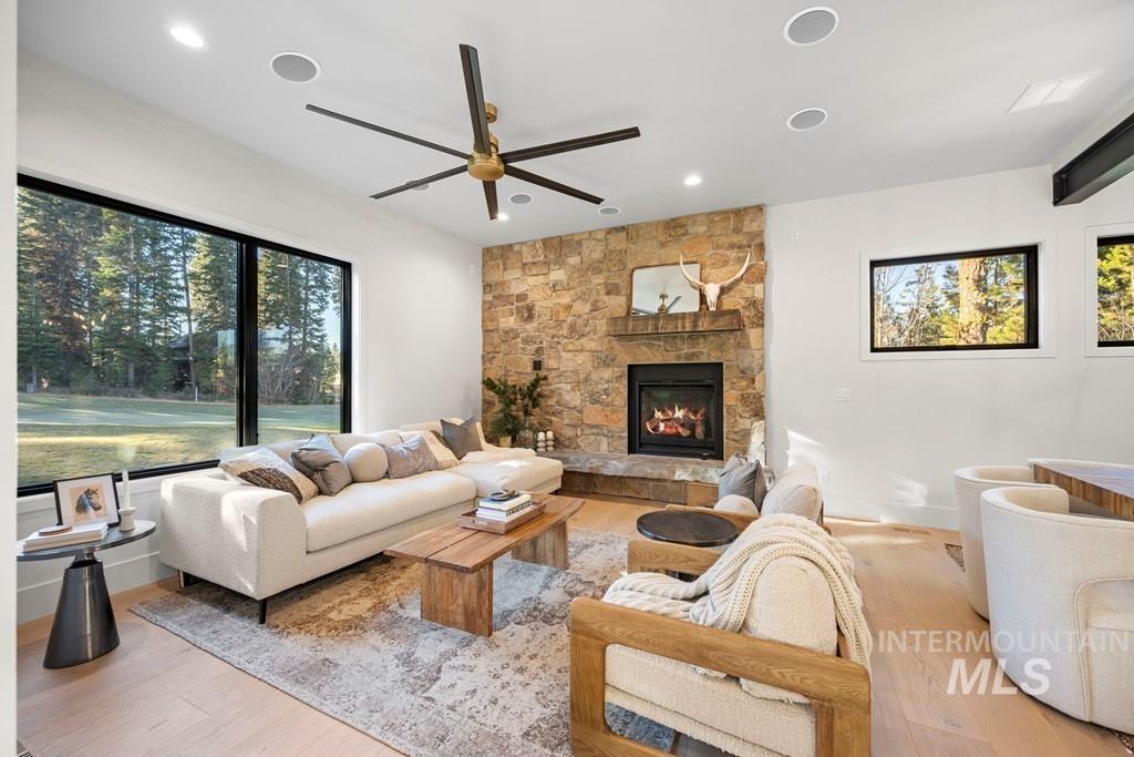 1008 Violet Way Property Photo 3