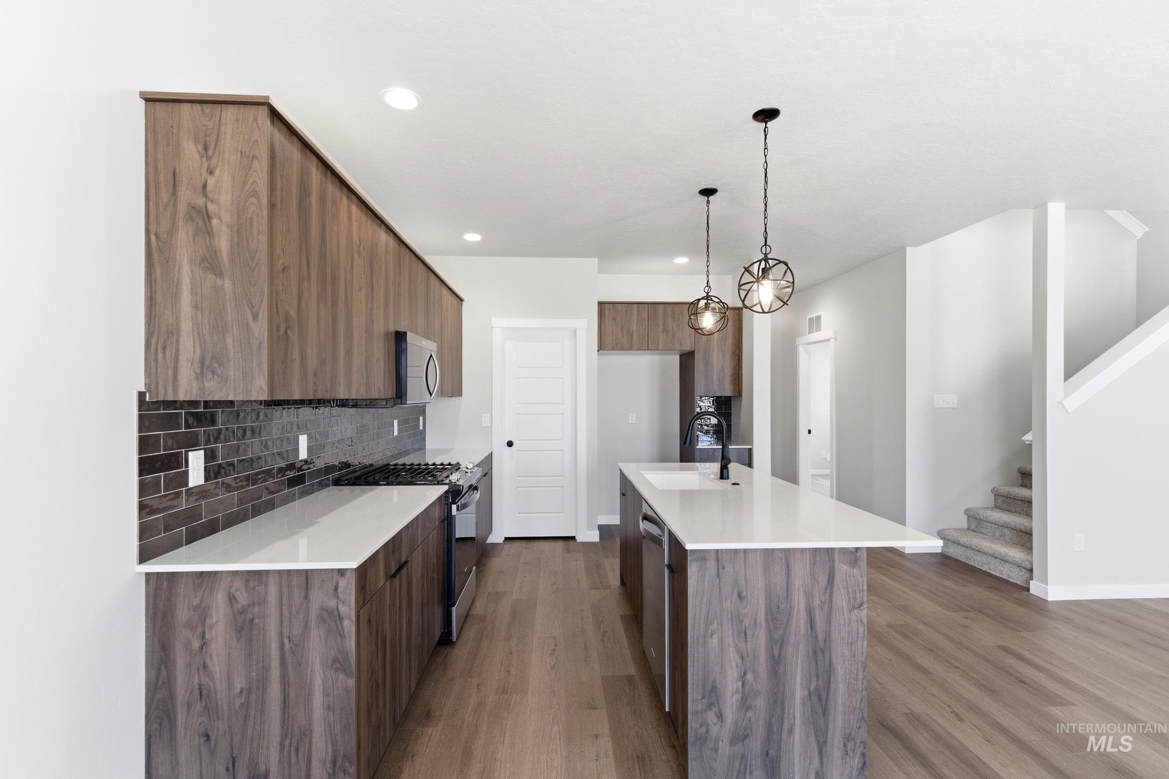 2126 S Border Way Property Photo 4