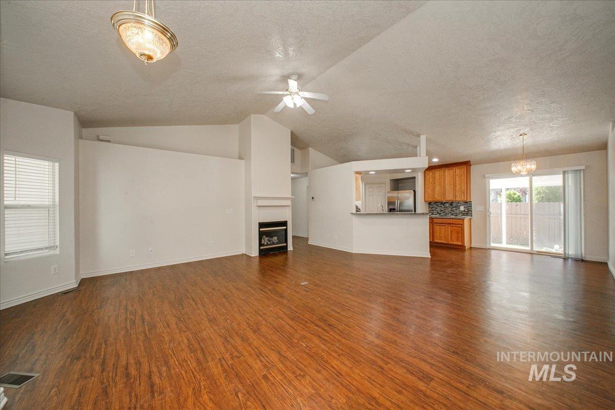 2119 W Roberts Ave Property Photo 4