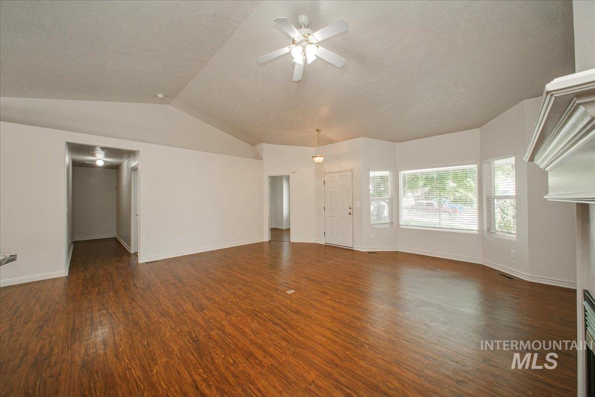 2119 W Roberts Ave Property Photo 5