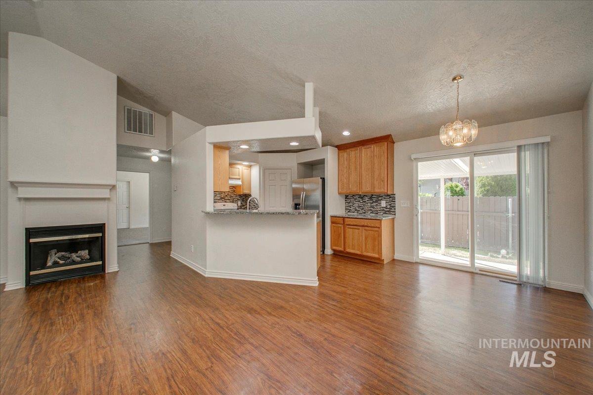 2119 W Roberts Ave Property Photo 6