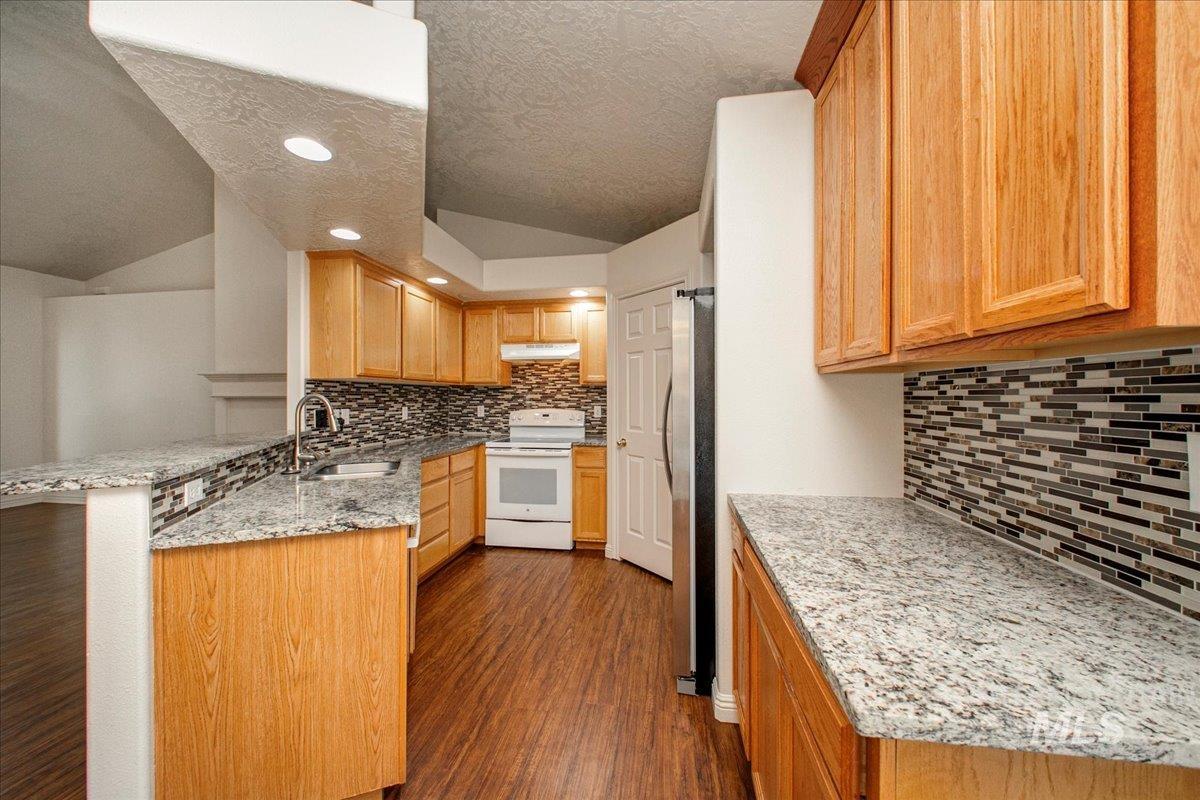 2119 W Roberts Ave Property Photo 7