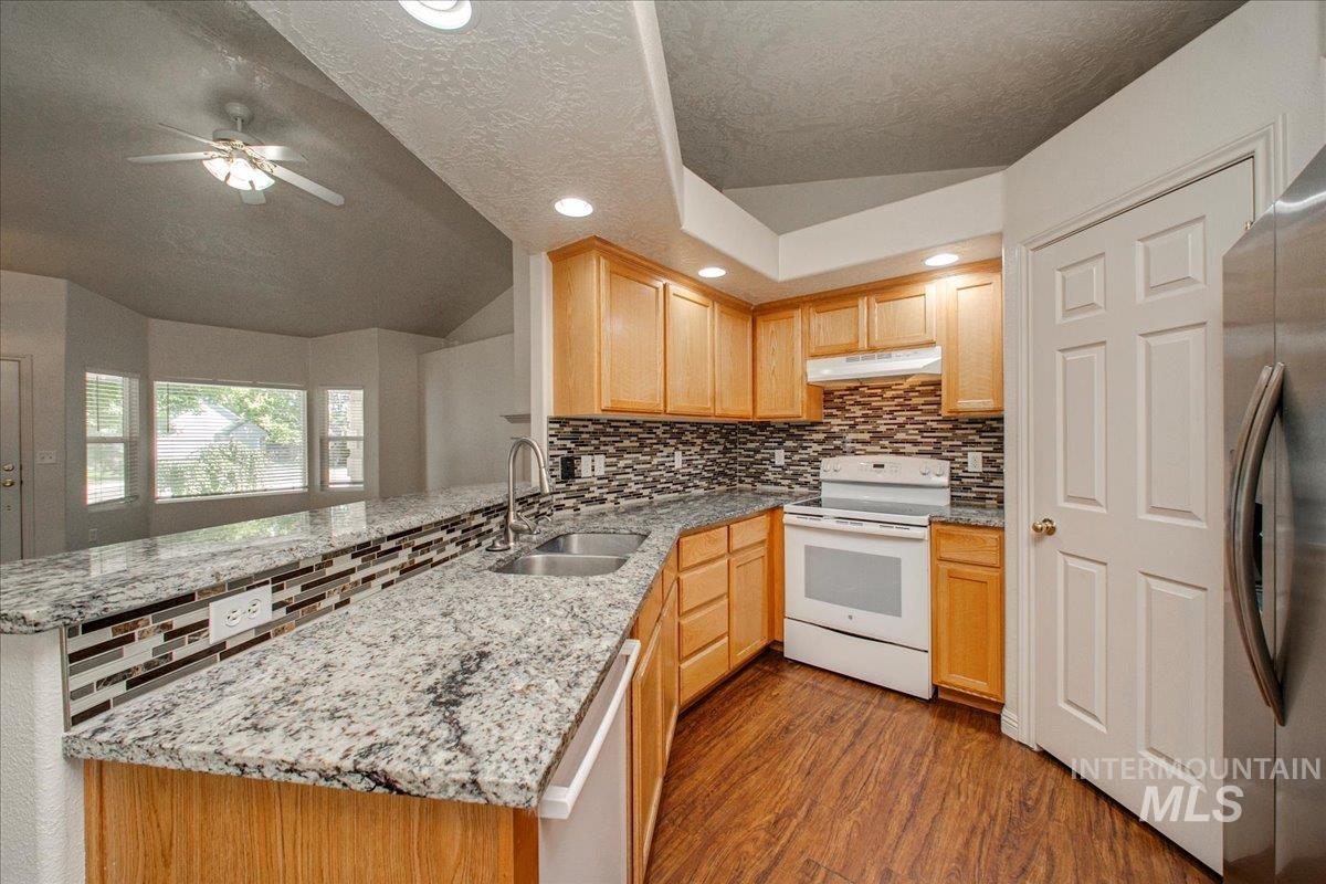2119 W Roberts Ave Property Photo 8