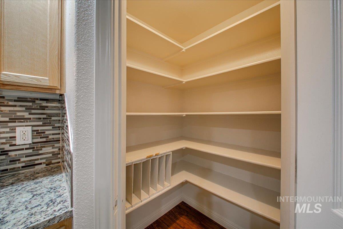 2119 W Roberts Ave Property Photo 9
