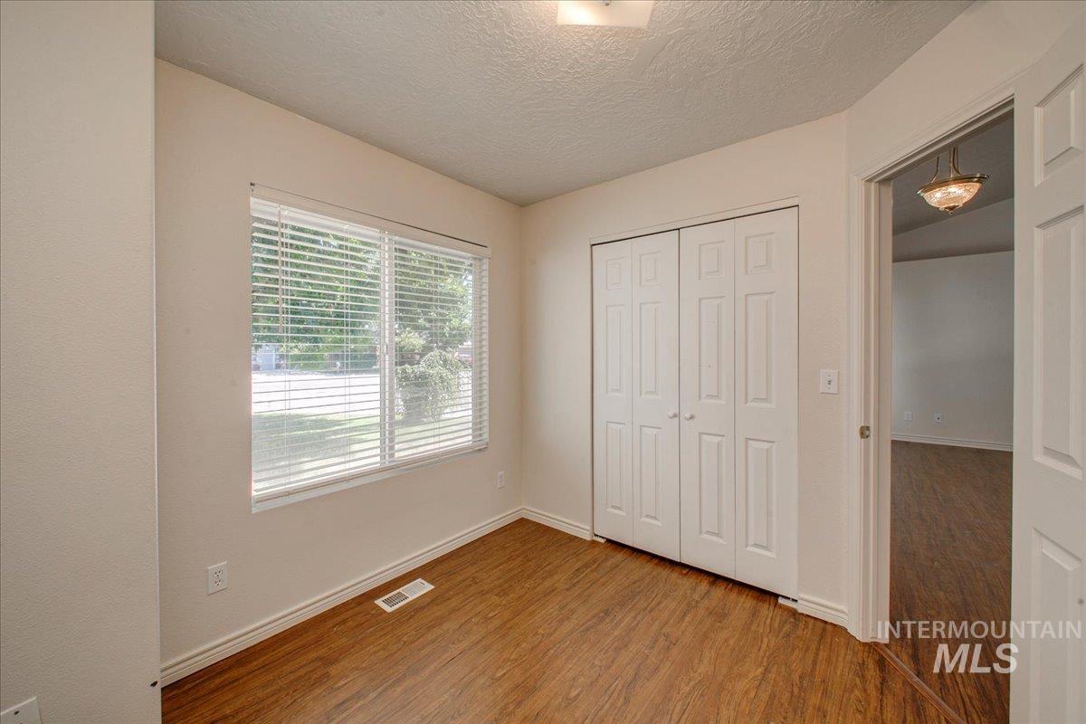 2119 W Roberts Ave Property Photo 11