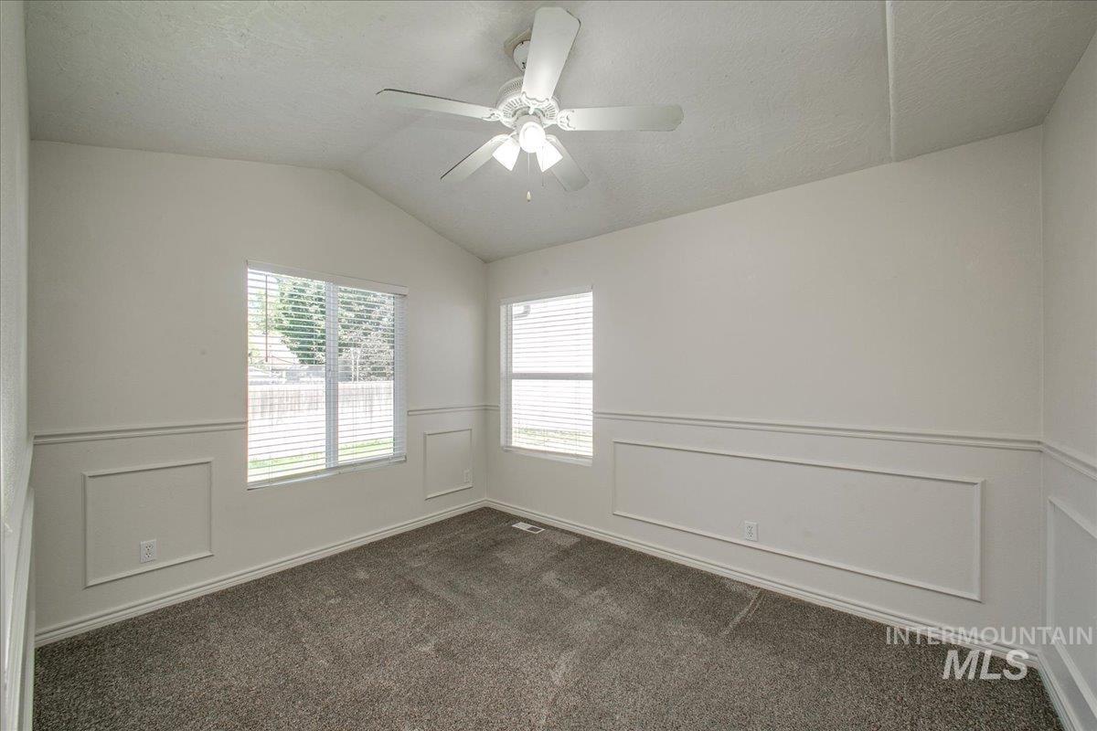 2119 W Roberts Ave Property Photo 12
