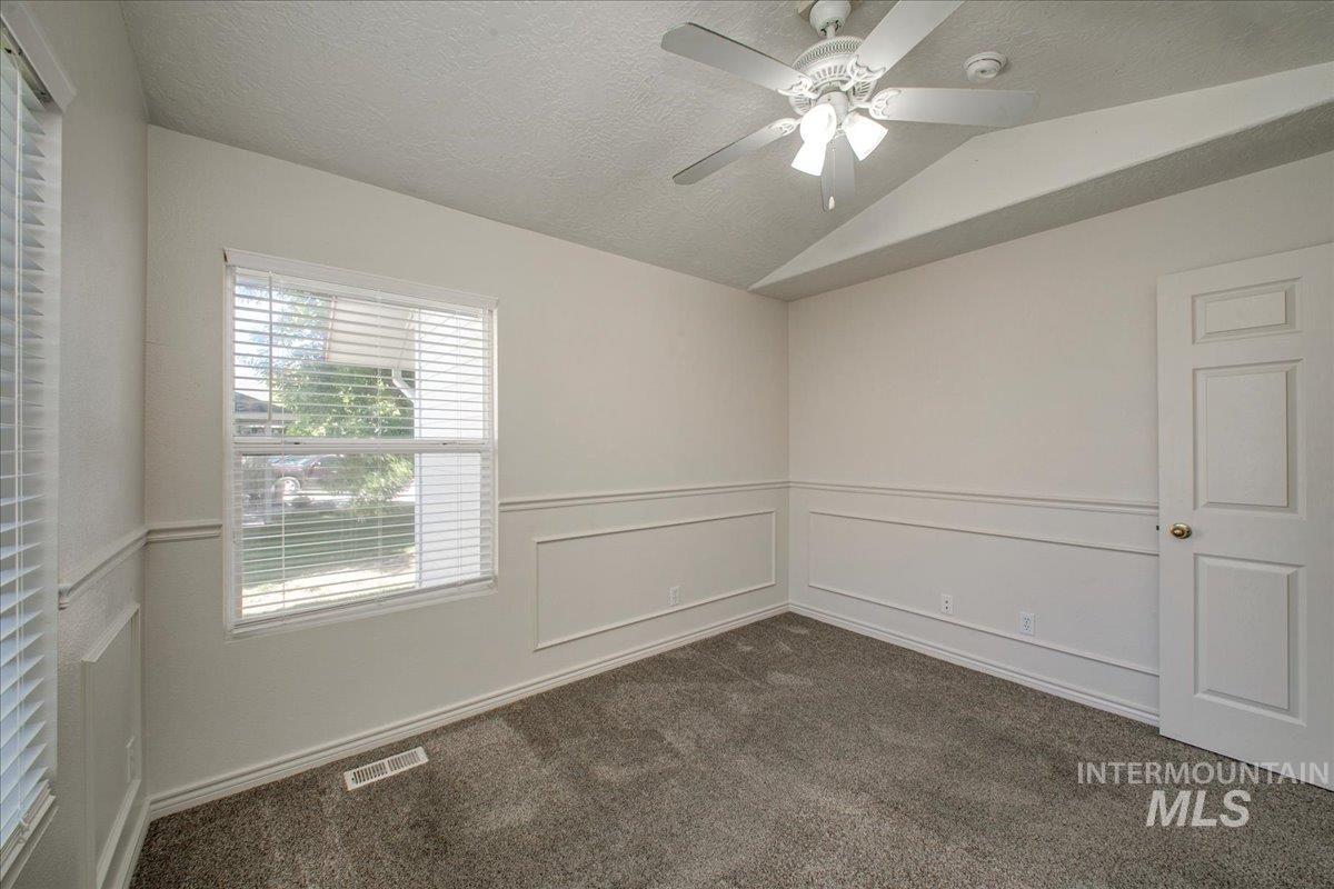 2119 W Roberts Ave Property Photo 13