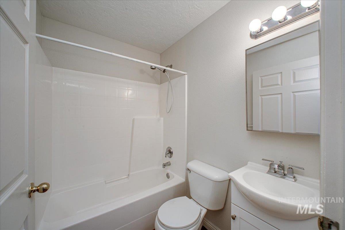 2119 W Roberts Ave Property Photo 16