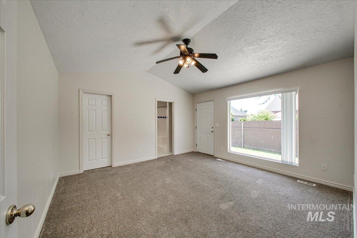 2119 W Roberts Ave Property Photo 20