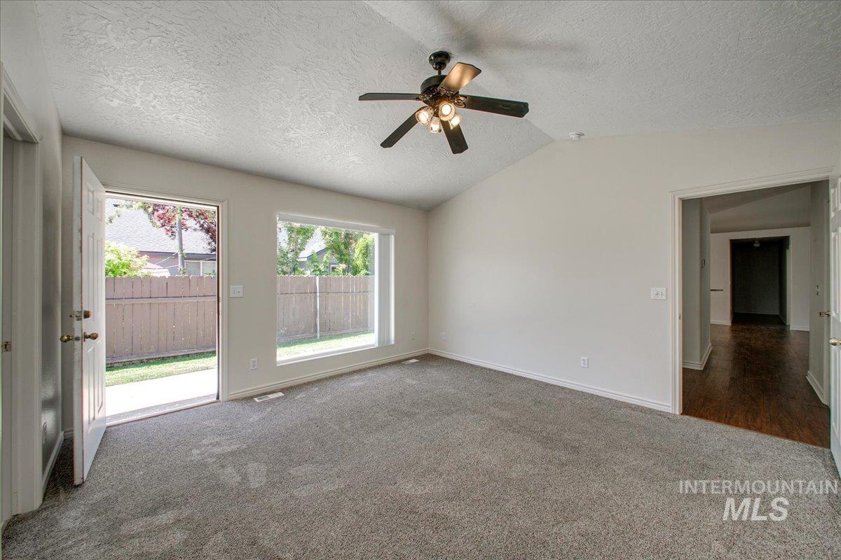 2119 W Roberts Ave Property Photo 21