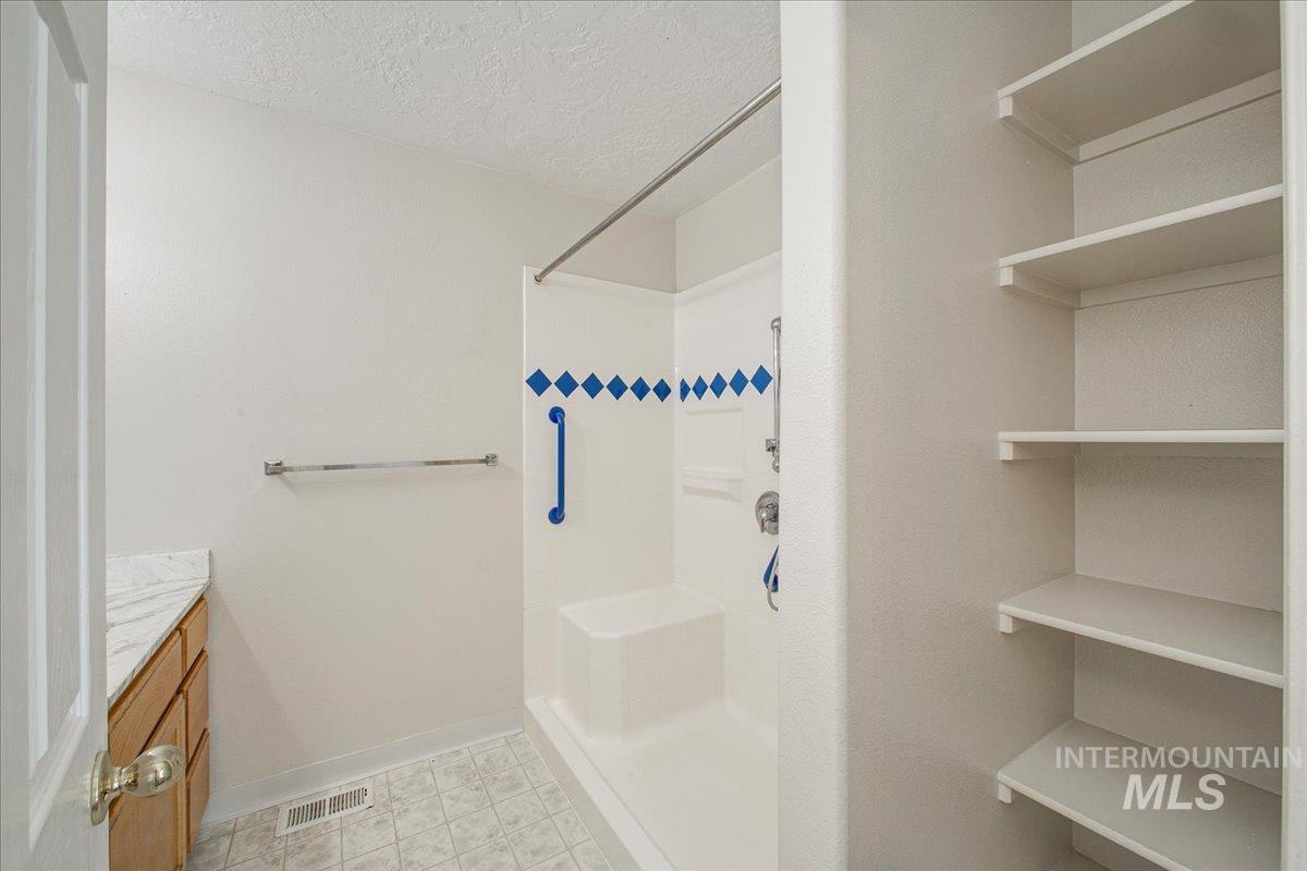 2119 W Roberts Ave Property Photo 23