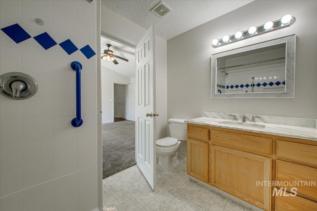 2119 W Roberts Ave Property Photo 24