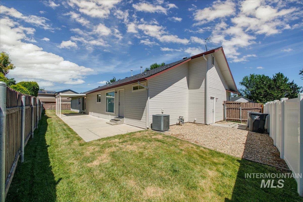 2119 W Roberts Ave Property Photo 26