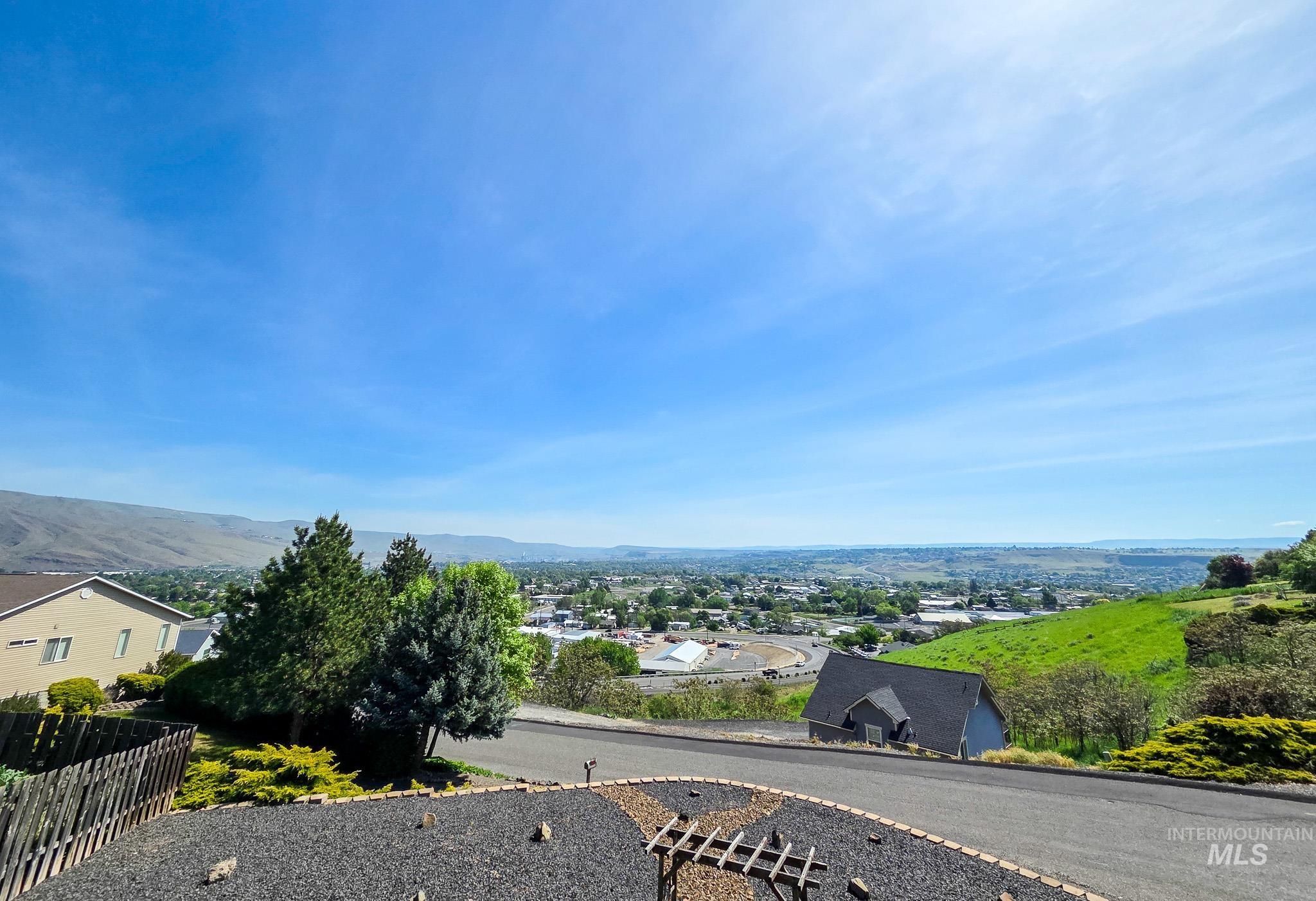 1808 Valleyview Property Photo 1