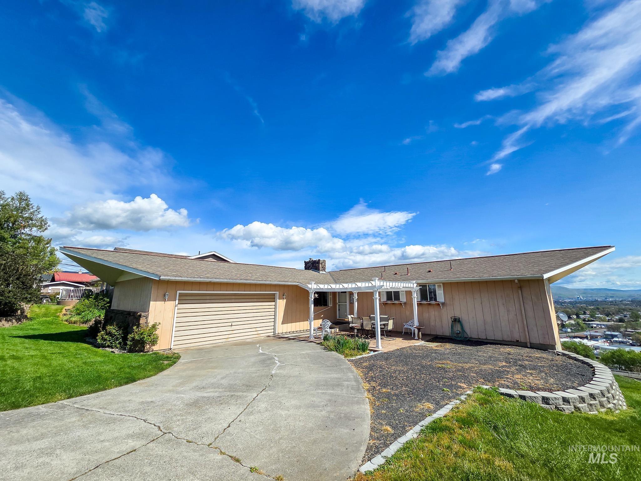 1808 Valleyview Property Photo 2