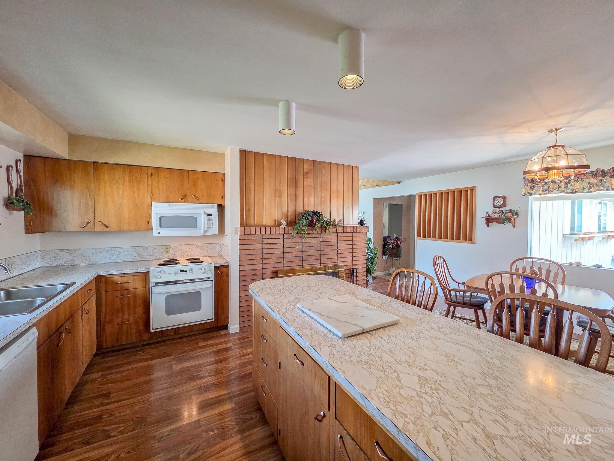 1808 Valleyview Property Photo 8