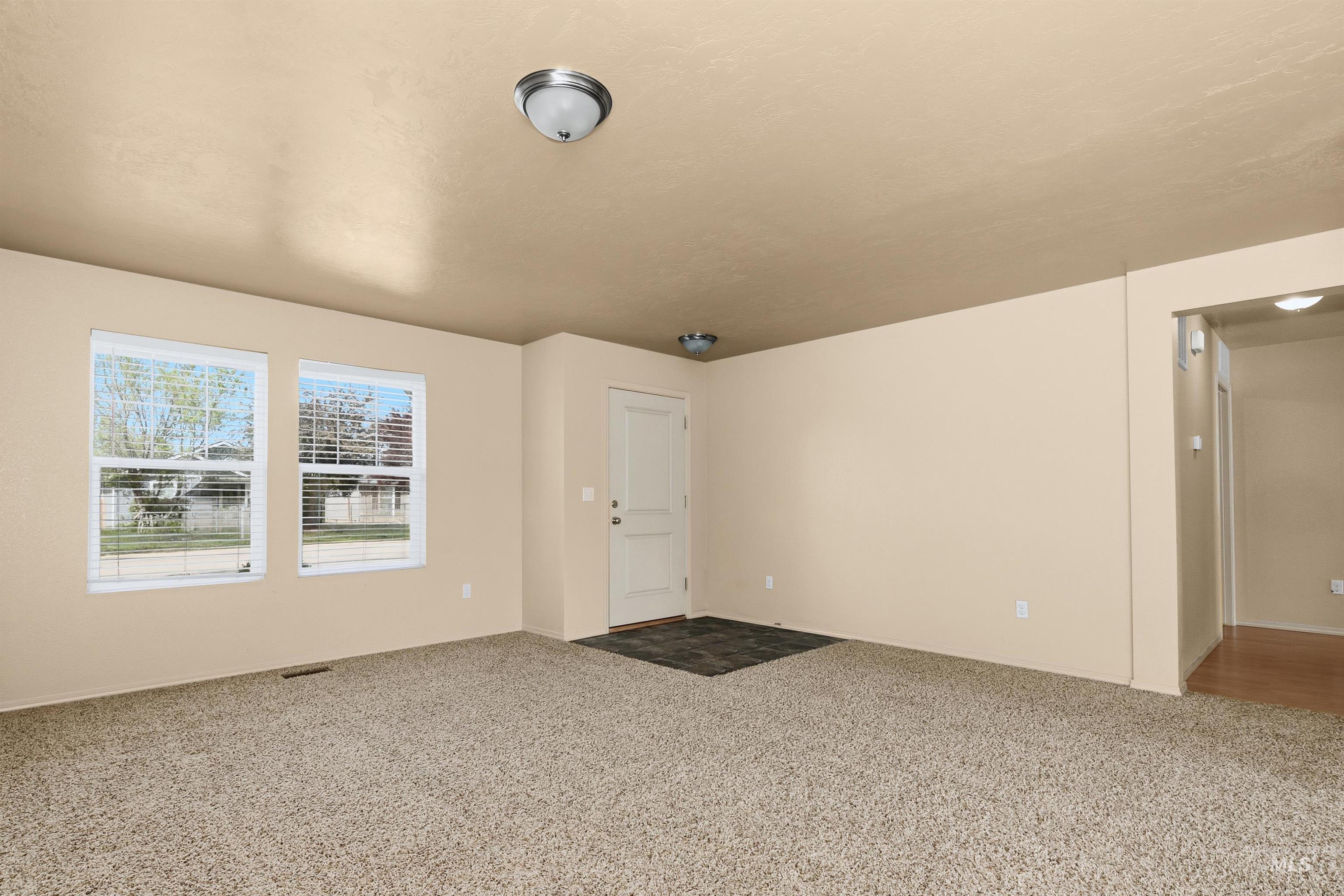 243 W White Sands Dr Property Photo 4
