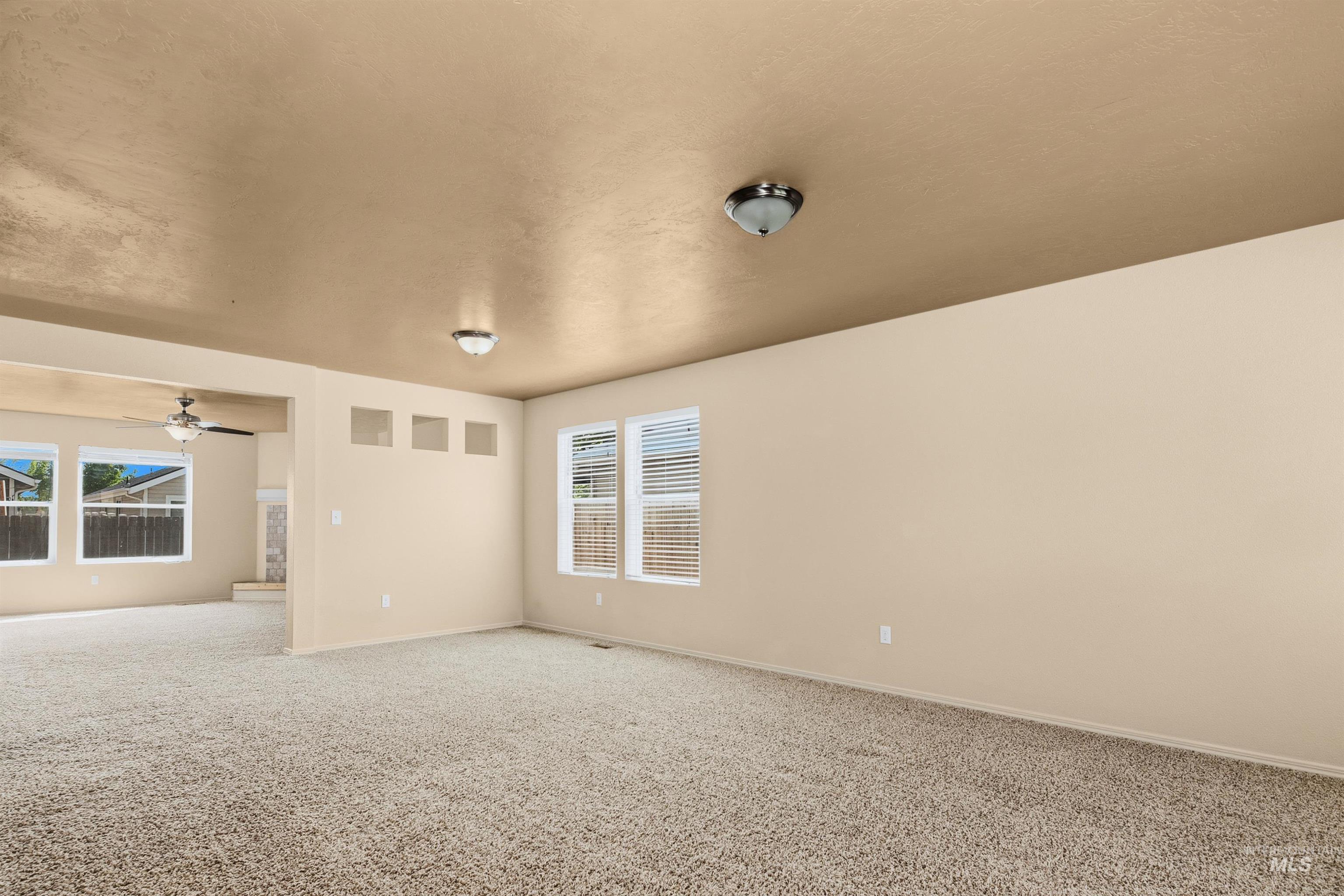 243 W White Sands Dr Property Photo 5