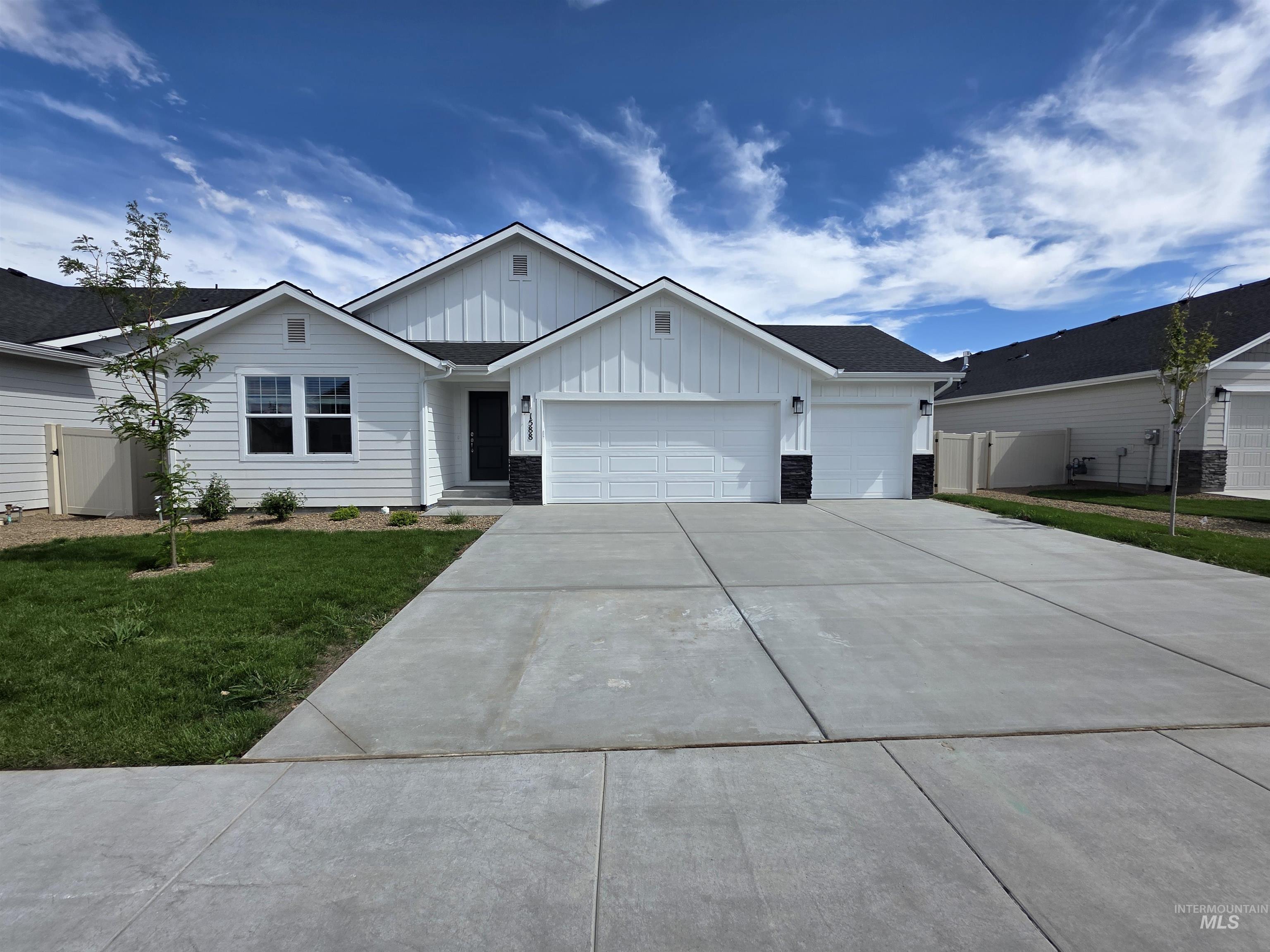 1588 SW Silverstone Ave Property Photo 1